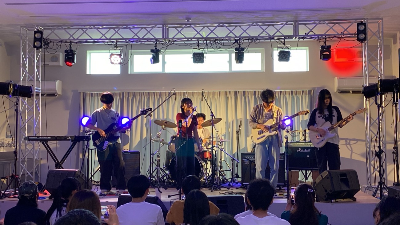 ステージで演奏するバンドと客席